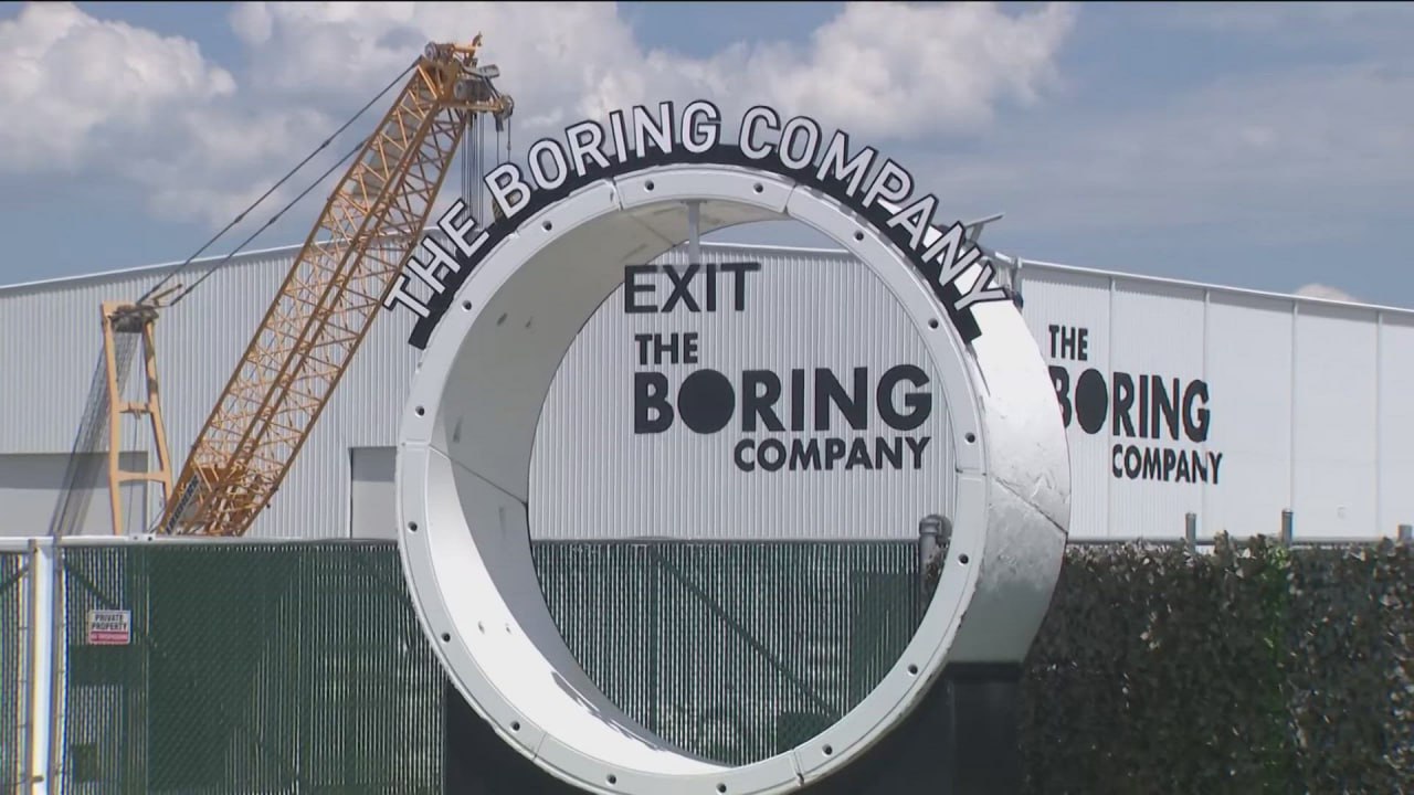 Илон Маск проложит тоннели под Дубаем  The Boring Company Илона Маска и Управление дорог и транспорта Дубая  RTA  объявили о грандиозном проекте. В эмирате появится подземная транспортная система Dubai Loop протяжённостью 17 километров с 11 станциями.  Пилотная версия системы сможет перевозить более 20 000 пассажиров в час. При этом у проекта есть планы на расширение — в будущем Dubai Loop должен охватить весь эмират. Технология уже доказала свою эффективность в Лас-Вегасе, где с 2021 года было перевезено более двух миллионов пассажиров. Компания самостоятельно проектирует и производит туннелепроходческие машины, разрабатывает туннели и станции, а затем управляет всей подземной транспортной системой. Это позволяет значительно снизить затраты и ускорить строительство.  Максимальная скорость движения в туннелях составит около 160 километров в час, что позволит сократить время в пути между ключевыми точками Дубая до нескольких минут. В перспективе система сможет обслуживать более 100 000 пассажиров в час.  Меморандум о взаимопонимании был подписан во время Всемирного правительственного саммита в Дубае в присутствии наследного принца Дубая шейха Хамдана бин Мохаммеда бин Рашида Аль Мактума.