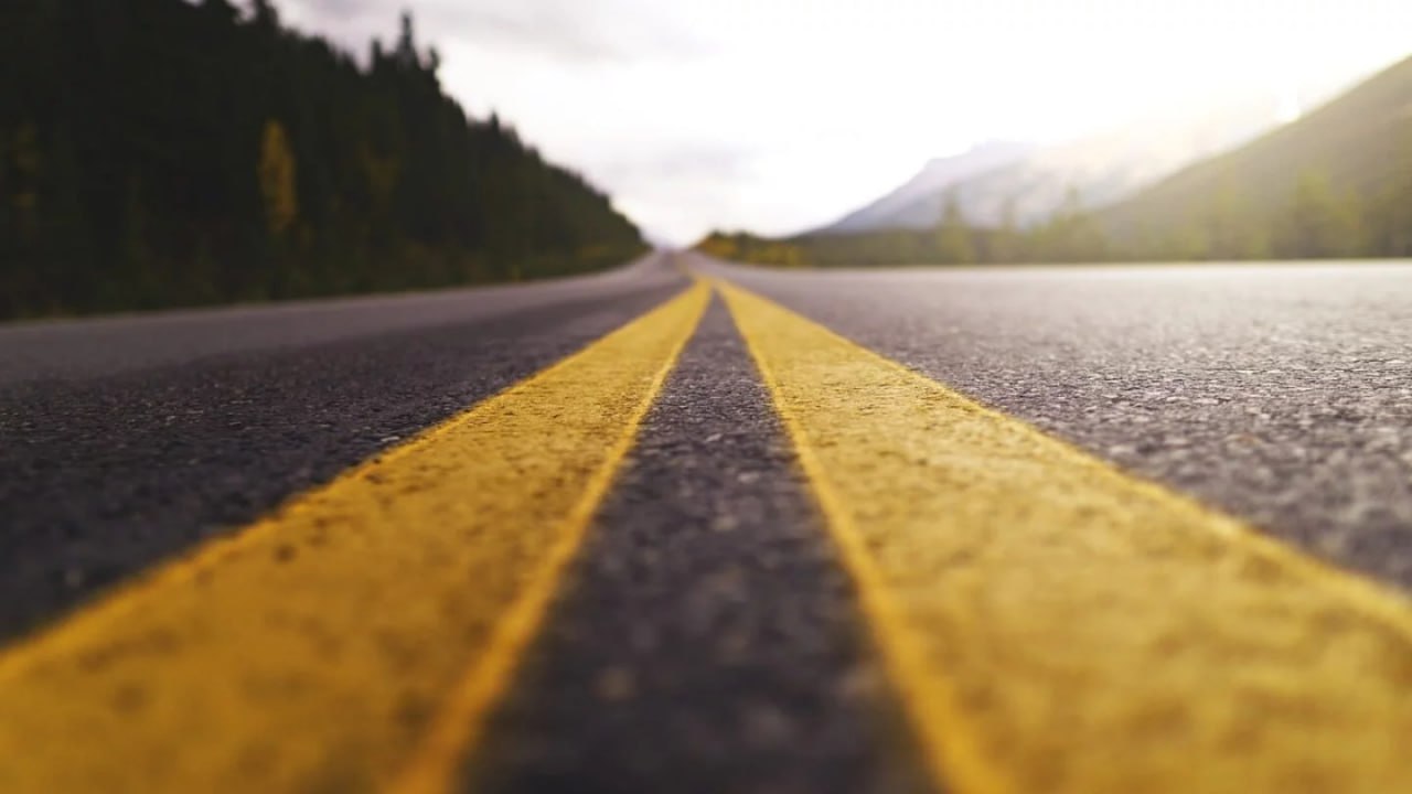 Дороги убивают Казахстан теряет по шесть жизней в ДТП каждый день Дорожная ситуация в Казахстане с каждым днём усугубляется Согласно данным Комитета правовой статистики за десять месяцев 2025 года в стране зарегистрировали почти 29 6 тыс аварий Это на 27 больше чем за тот же период прошлого года В этих ДТП пострадали 42 2 тыс человек а 1916 из них погибли Если представить масштаб получится больше чем теряют армии в локальных войнах Казахстан не ведёт боевых действий но каждый день хоронит по пять шесть человек погибших на дорогах Какие регионы в лидерах по числу смертельных аварий читайте в нашем материале Читать по клику Читать на сайте Фото Pixabay t me orda kz