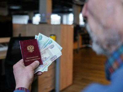 В Госдуме предложили приравнять минимальную пенсию к МРОТ Сейчас ее размер считается по прожиточному минимуму пенсионера который составляет не более 18 тысяч рублей в зависимости от региона Например в Москве это 17 897 рублей в Московской области 16 600 в Санкт Петербурге 16 623 рубля А вот МРОТ значительно выше 22 440 Если законопроект примут минимальная пенсия по всей стране будет определяться по единому стандарту федеральному МРОТ Главное здесь Подписывайтесь