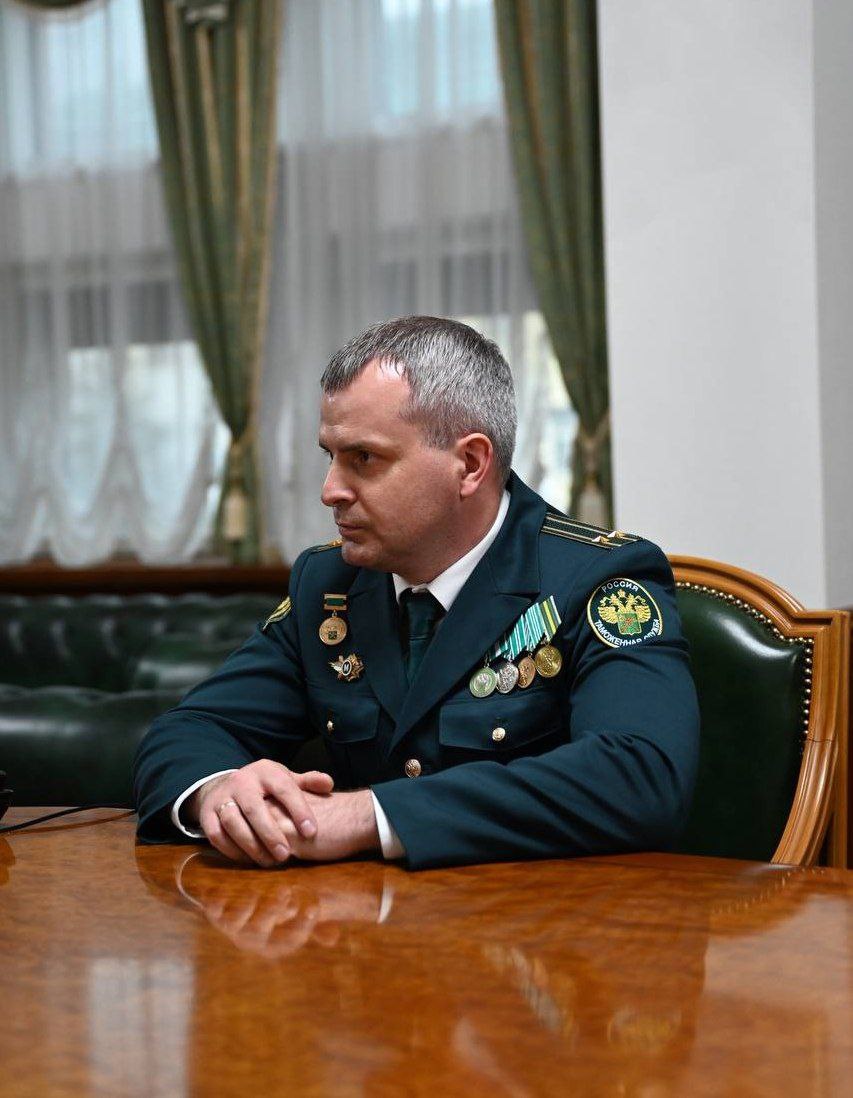 Начальник Бурятской таможни теперь главенствует на посту в Сочи С июля 2024 года Иван Бурлака занимал должность начальника Бурятской таможни. Сегодня руководитель ФТС России Валерий Пикалёв назначил его исполнять обязанности начальника таможни в Сочи. Справка: на службу Иван Бурлака поступил ещё в 2008 году на должность инспектора отдела таможенного досмотра Хабаровского таможенного поста. Входил в руководящий состав Бикинского и Приамурского таможенного поста Хабаровской таможни, а также самой Хабаровской таможни.