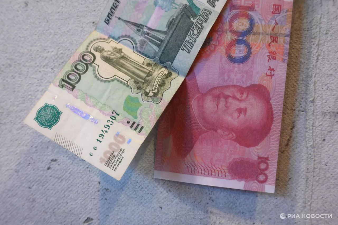 России выгоден крепкий юань чем сильнее китайская валюта тем больше экспортная выручка России в рублевом выражении рассказал РИА Новости аналитик агентства Эксперт РА Кирилл Лысенко Как показывают данные торгов за последние полгода юань укрепился к доллару примерно на 1 7 Сегодня юань одна из ключевых иностранных валют в которых Россия проводит международные расчеты Подписаться на РИА Новости экономика Все наши каналы