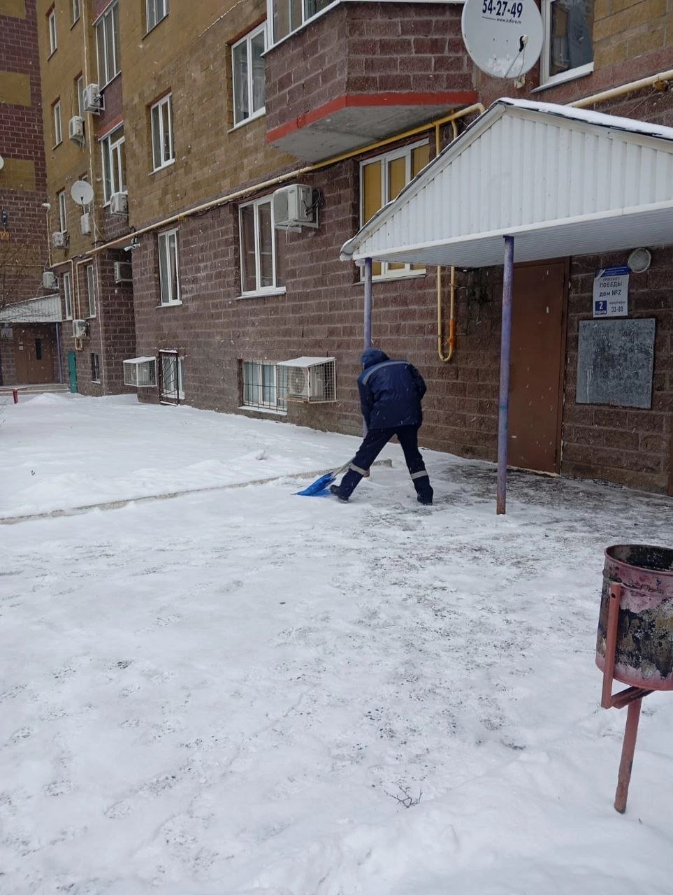 Курские дворники тоже вышли на уборку снега  Во всех округах областного центра управляющие компании проводят зимнюю уборку, расчищают тротуары и придомовые проезды от снега и посыпают тротуары и подходы к подъездам песко-соляной смесью.  В частности такие работы прошли на улицах Школьной, Большевиков, Институтской, проспекте Победы и других.  Фото администрации Курска