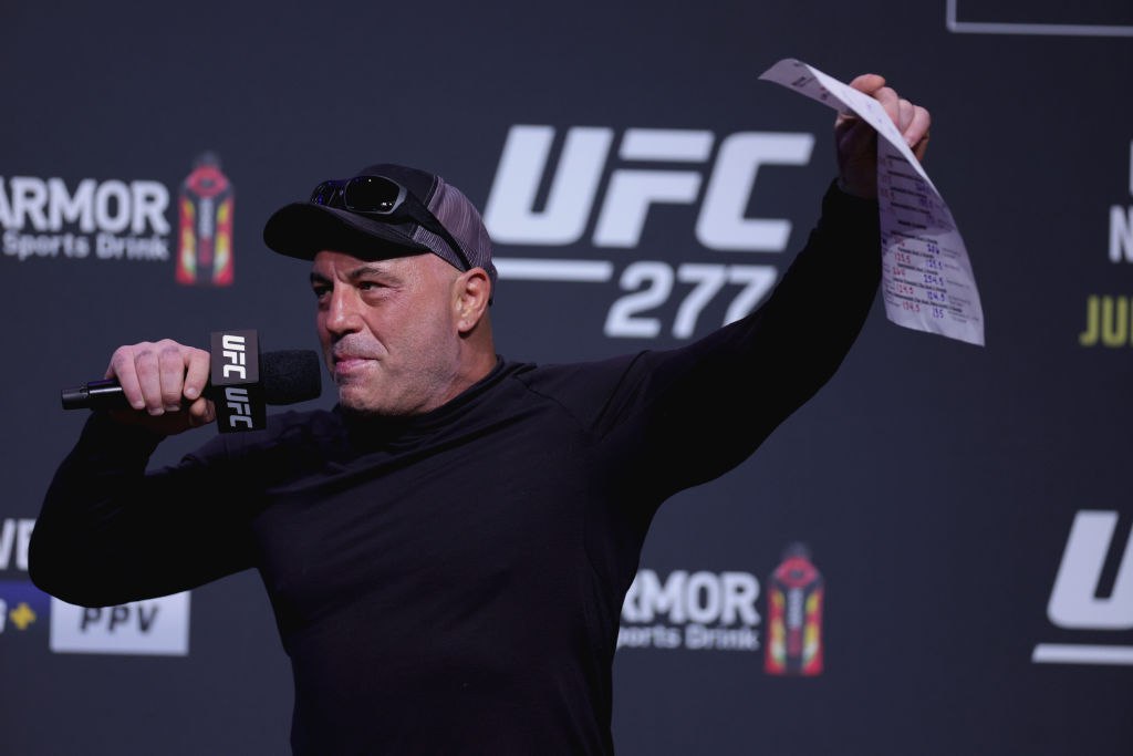 UFC заменил на турнире в Монреале Рогана после фразы про «лучше поеду в Россию» Бывший чемпион UFC Доминик Круз заменил в качестве комментатора турнира в Монреале актера Джо Рогана, который ранее заявил, что лучше поедет в Россию, чем в Канаду. Круз будет работать вместе с Джоном Аником и Дэниелом Кормье. Турнир UFC 315 пройдет 10 мая. В марте Роган, который не выезжает на турниры в другие страны, заявил, что его не будет в Монреале. «Я больше не езжу в Канаду. Не езжу. Я лучше поеду в Россию», — сказал он тогда. Getty Images -канал «РБК Спорт»