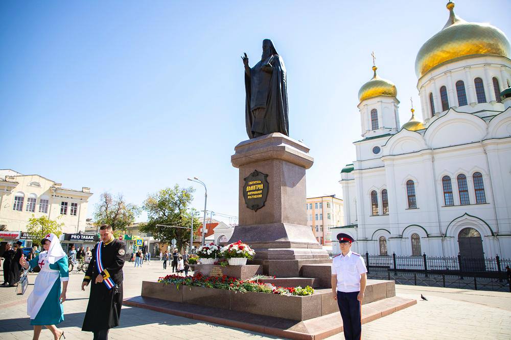 В День города возложили цветы к памятникам святого покровителя донской столицы – Святителю Димитрию Ростовскому и основательнице Ростова Елизавете Петровне.  #АлексейЛогвиненко #АдминистрацияРостова #Ростову275  #ДеньГорода