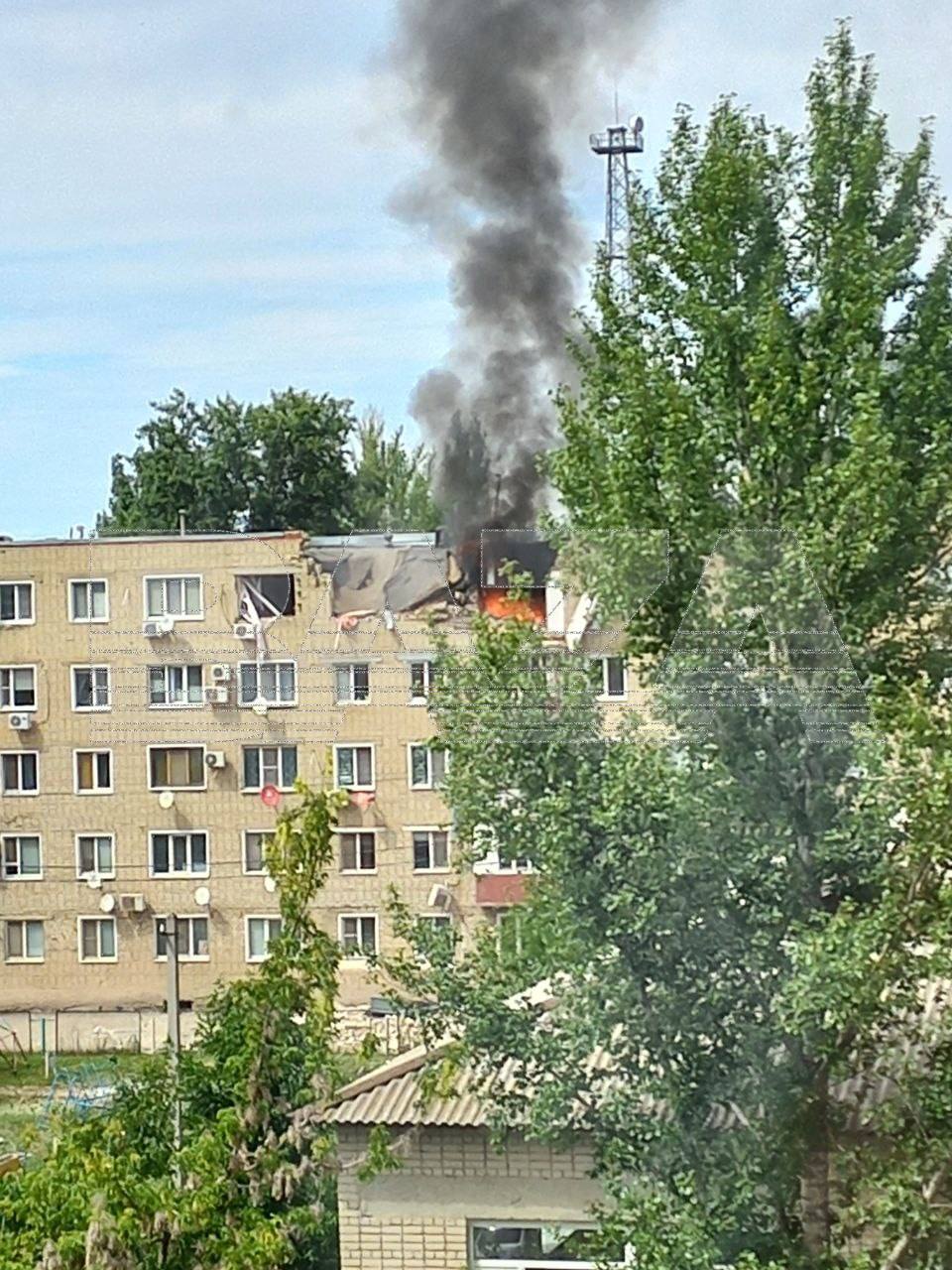 СМИ сообщают о взрыве в пятиэтажном доме в городе Ершове Саратовской области. Предварительно, разрушено и повреждено несколько квартир, пишет Baza. Информации о пострадавших и официальных комментариев нет. Царьград.ТВ — Не боимся говорить правду Подпишись