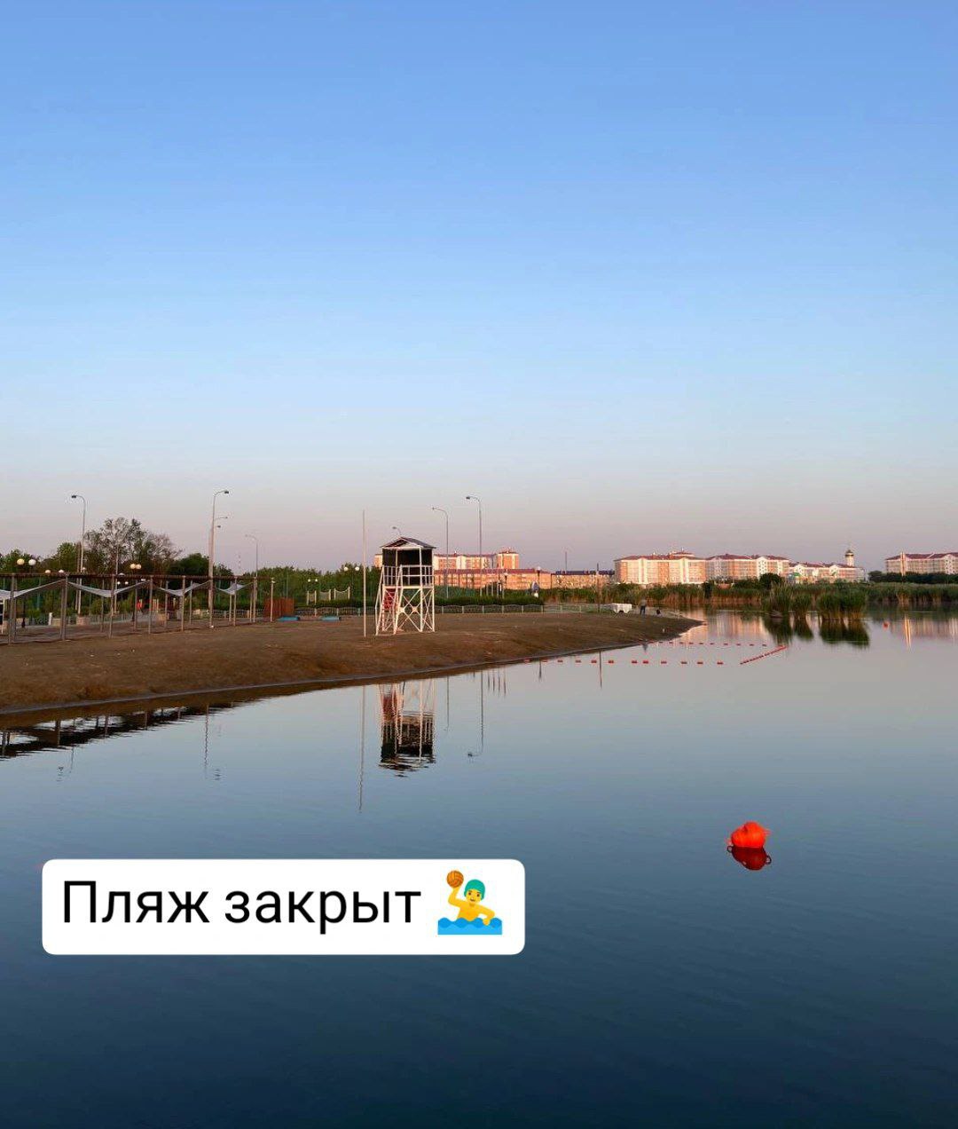 Закрыли пляж в станице Динской С 31 июля купание в реке запрещено по решению администрации по рекомендации Роспотребнадзора. Причиной стало аномально жаркое и засушливое лето, из-за чего уровень воды значительно снизился. В реке активно разрастаются бурые водоросли, которые поглощают кислород и создают благоприятную среду для вирусов и бактерий. Пляж будет закрыт до нормализации санитарной и экологической обстановки.