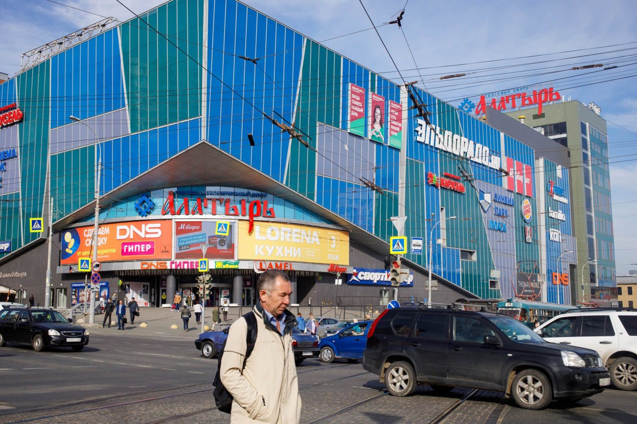 В Екатеринбурге перестроят торговый центр Алатырь В нем сократят торговые площади и изменят фасад СКМ Девелопмент планирует сократить торговые площади в Алатыре за три года с 55 до 41 На их месте появятся общественные пространства офисы и фуд корты Проект оценивают в 1 5 млрд рублей Компания также собирается изменить фасад торгового центра детали пока не раскрывают Территорию вокруг Алатыря озеленят и откроют зону летнего кафе с панорамой на город сократив при этом парковки возле ТЦ Планируют что благодаря изменениям у торгового центра изменится аудитория Алатырь будет фокусироваться на посетителях среднего класса