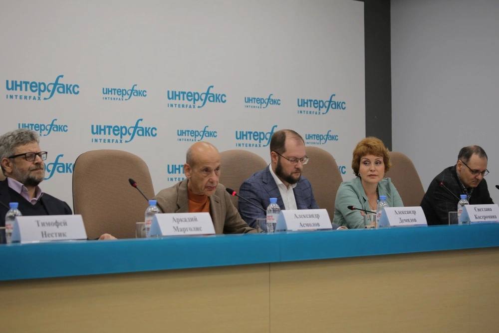 Роль государства в обеспечении психологического благополучия общества психологическое образование и качество подготовки психологов в вузах России такие вопросы обсуждали на круглом столе посвященном презентации очередного третьего по счету ежегодного рейтинга вузов реализующих психологическое образование Аналитическая группа ИА Интерфакс в ходе исследования рассмотрела программы более 150 образовательных учреждений Первые четыре строки рейтинга занимают ведущие государственные вузы Лидирует Московский государственный университет имени М В Ломоносова второе место у НИУ Высшая школа экономики третье у Санкт Петербургского государственного университета Замыкает топ 5 как и годом ранее Московский институт психоанализа единственный частный вуз в первой пятерке   rg ru 2025 08 22 gosudarstvo i psihologiia tochka kontakta html kstati p