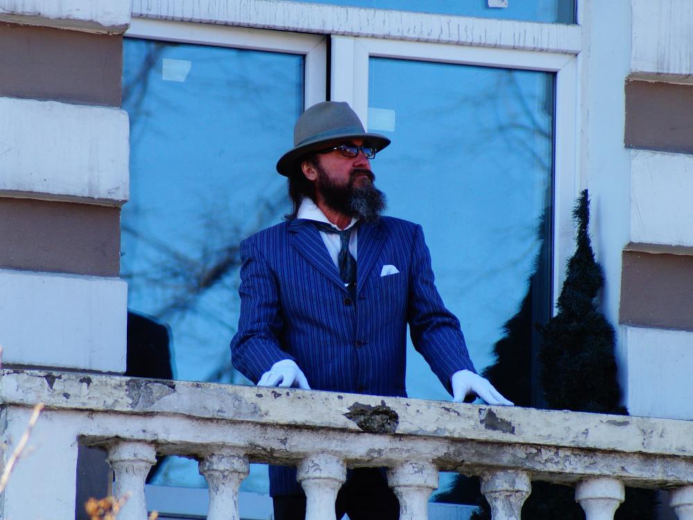 Ректор Академии русского балета имени Вагановой народный артист России Николай Цискаридзе предложил разработать дресс код для посетителей театров В театр нельзя приходить в шлепках нельзя приходить в шортах Видимо мы живём в такое время когда надо заранее описывать правила Видимо министерство культуры должно этим тоже заняться для того чтобы издать эти правила и все им следовали заявил Цискаридзе на марафоне Россия семья семей Ваше мнение