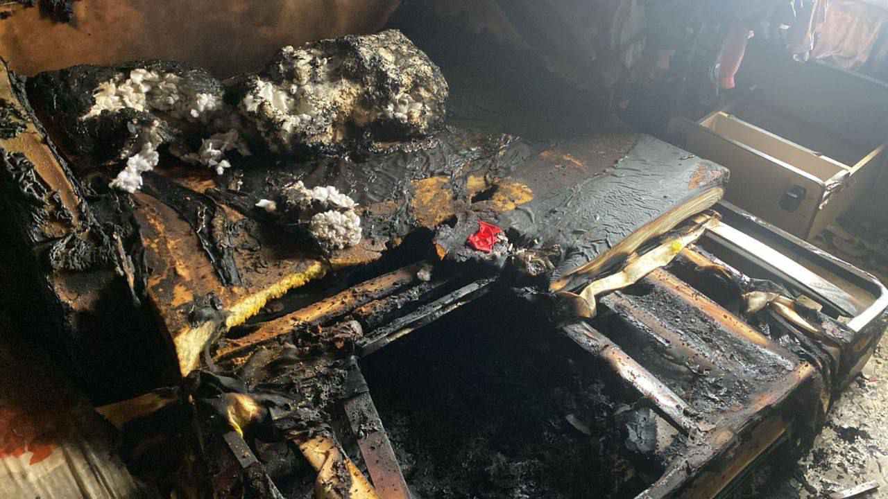 Хабаровчанку приговорили к исправительным работам за то, что она оставила свою дочь без присмотра, в результате чего девочка погибла 26-летняя женщина неоднократно оставляла без присмотра свою маленькую дочь в запертой квартире в доме на улице Прогрессивной. 29 января, когда женщина вновь оставила ребенка одного, в квартире произошел пожар. В результате пятилетняя девочка погибла. Суд назначил хабаровчанке наказание в виде исправительных работ сроком на 1 год 2 месяца с удержанием 10% со всех видов заработка в доход государства условно, с испытательным сроком 1 год. Хабаровский Репортёр. Подписаться