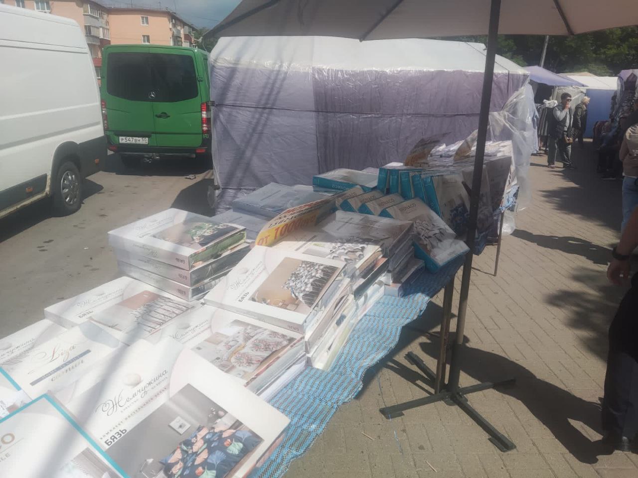 Эксперты установили незаконную торговлю у кинотеатра «Родина» в Курске В рейде участвовали сотрудники комитета предпринимательства, потребительского рынка и развития общественных пространств администрации города и полицейские. Жители сообщили о том, что в этом районе происходит нелегальная торговля. Во время проверки на нарушителей составлены соответствующие протоколы по статье 53 Закона Курской области № 1-ЗКО от 4 января 2003 года, а материалы переданы в административную комиссию. Курянам напоминают, что товары без разрешения не проходят проверку качества, поэтому могут быть опасны для здоровья. Также на них не действует гарантия, а вернуть или обменять бракованный товар может быть сложно или невозможно. Фото: администрация города Курска.