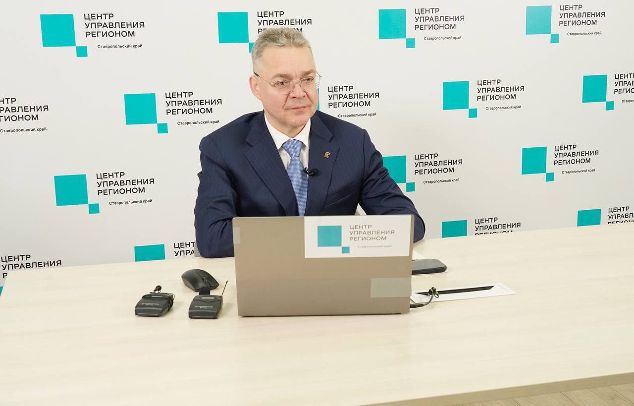 Завершилась прямая линия Губернатора Ставропольского края В В Владимирова в ходе которой были обозначены актуальные для жителей региона вопросы затрагивающие разные сферы жизни Среди основных качество автомобильных дорог организация уличного освещения обеспечение населения бесперебойным водоснабжением вопросы образования здравоохранения и другие Прозвучал вопрос от жительницы города Светлограда о необходимости обеспечения микрорайона Ж Д городок детскими площадками Отмечу что на данный момент уже готовится проектно сметная документация на обустройство детской площадки в данном микрорайоне города на улице Гагарина В целях участия в отборе на получение субсидий из краевого бюджета в 2026 году в Министерство жилищно коммунального хозяйства Ставропольского края будет подана соответствующая заявочная документация на обустройство площадки Это будет уже четвертая детская площадка обустроенная благодаря краевой поддержке за последние три года Продолжаем работу в данном направлении