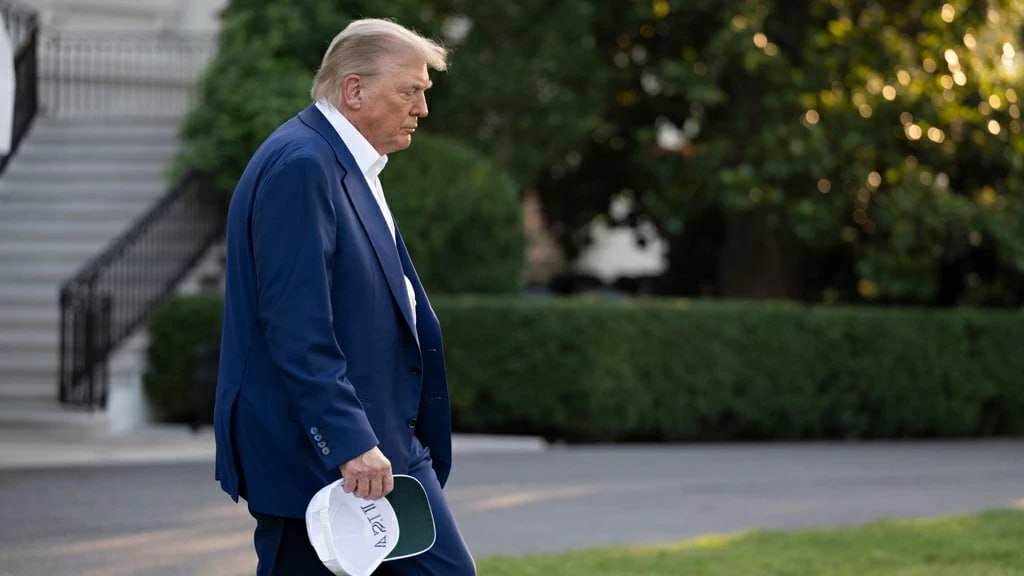 Трамп заявил, что разочарован Путиным. «Я не вижу, чтобы он хотел закончить эту войну. В пятницу я буду говорить с Зеленским» — сказал президент США. До самого вечера Трамп не комментировал разговор с Путиным. Лишь перед вылетом на мероприятие в Айову он ответил на вопрос журналистов, отметив, что беседа была долгой, но по Украине прогресса достичь не удалось. По его словам, обсуждались также и другие темы, включая ситуацию вокруг Ирана.