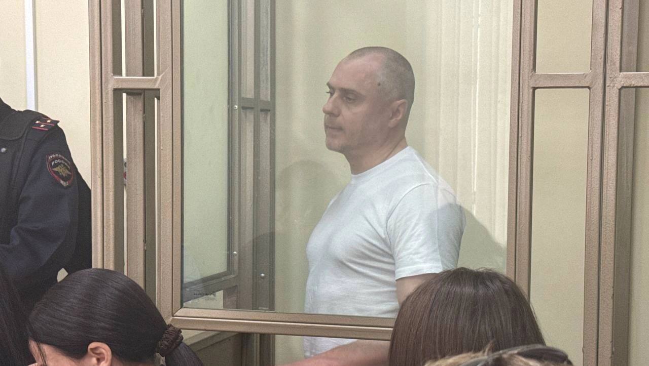 Экс-министр ЖКХ Ростовской области Майер не смог обжаловать приговор Суд в Ростове оставил без изменений приговор экс-министру регионального ЖКХ Андрею Майеру — шесть лет и 8 месяцев колонии общего режима. Ростовский областной суд рассмотрел апелляционную жалобу по делу экс-министра ЖКХ Ростовской области Андрея Майера. Напомним, его осудили за превышение должностных полномочий, из-за чего областному бюджету был нанесен ущерб почти на 900 миллионов рублей. Подробнее о данном деле читайте в материале. Исходя из апелляционной жалобы, правила областного конкурса нарушены не были, поскольку они перестали действовать на момент его проведения. «Все обвинения и приговор Кировского районного суда строятся на том, что моим подзащитным нарушены правила проведения областного конкурса… Вместе с тем, как, по мнению защиты…данные правила не действовали уже на момент фактического проведения конкурса», — цитирует источник сторону Майера. Сам экс-чиновник отметил, что не преследовал коррупционных умыслов и у него не было личной заинтересованности в нарушении правил. «Есть условные сроки по этой статье, у меня не коррупционный умысел, никто ничего на этом не заработал. Объекты есть, и моя личная заинтересованность кем-то придумана», — говорит Майер. Тем не менее, сообщается, что суд оставил приговор без изменений. Подписаться на "Новости Ростова" Прислать новость