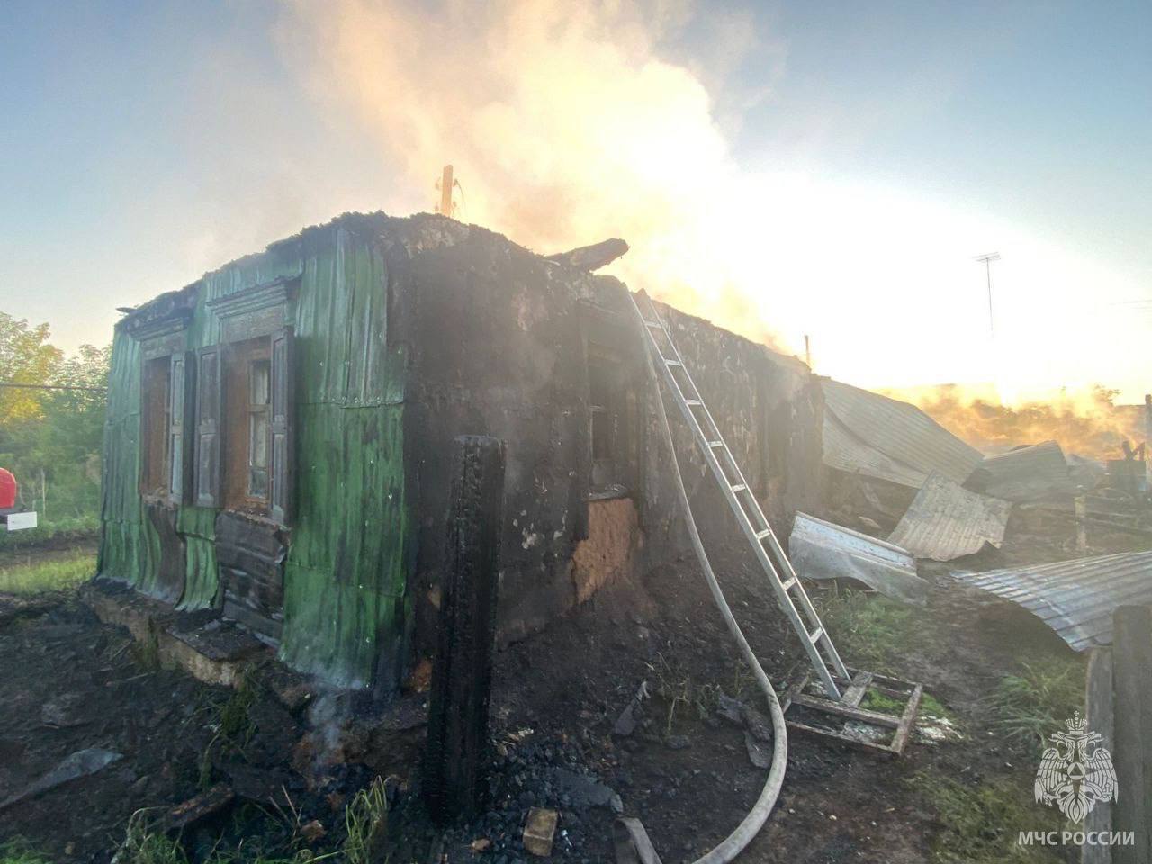 Женщина погибла в пожаре в Переволоцком районе Пожар возник ранним утром в нежилом доме в селе Капитоновка, на улице Зеленая. Прибывшие на месте спасатели обнаружили тело 80-летней женщины. Площадь пожара составила 80 квадратных метров. Причины произошедшего уточняются. Оренбуржье
