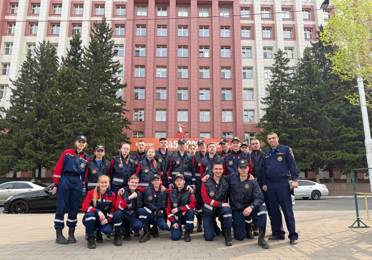 20 уральцев приехали спасать Забайкалье от пожаров — среди них есть читинка, которая вернулась из Екатеринбурга в родные края, чтобы помочь.  Сейчас спасатели-студенты развернули лагерь до локализации и ликвидации пожара в поселке Дарасун, который горит уже несколько дней. По словам советника корпуса по связям с общественностью Ксении Величко, вместе с читинскими добровольцами всего там находятся 28 человек.   Все участники обученные и опытные, многие уже работали на крупных ЧС в разных регионах страны.   Волонтёры из Екатеринбурга уже не раз приезжали в Забайкалье — в 2019-м тушили степные пожары, в 2020-м — помогали в Чите, в 2021-м — боролись с последствиями паводков.  Фото предоставлено Всероссийским студенческим корпусом спасателей   Подписаться