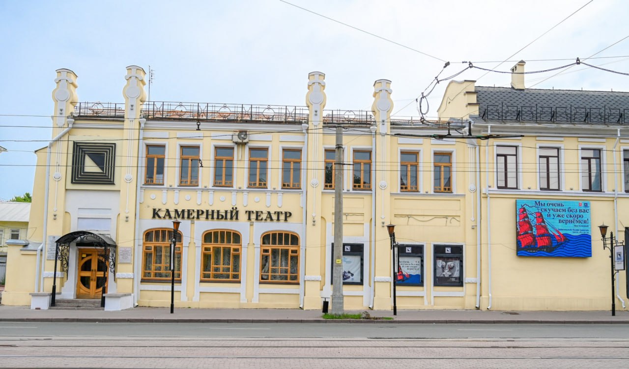 Камерный театр открывает театральный сезон в Челябинске  Камерный театр Челябинска первым примет зрителей в новом театральном сезоне. Уже в эту среду состоится премьера комедии «Слон»  12+ , которая переносит нас в эпоху коллективизации. Этот спектакль уже успел завоевать зрительскую любовь в прошлом сезоне.  На малой сцене в середине августа самые преданные поклонники театра смогут посетить открытую репетицию будущего спектакля «Моя жена – еврейка»  16+ . Режиссура этого проекта будет впервые представлена ведущим актером театра Никитой Савиных.  В августовской афише также представлены две новые работы прошлого сезона – «Эти свободные бабочки»  16+  и литературно-музыкальная сюита «Аэлита»  12+  по мотивам фантастического романа Алексея Толстого.  Первая премьера нового сезона – «Блуда и МУДО»  16+ . Этот спектакль основан на нашумевшем романе Алексея Иванова, публиковавшемся в 2007 году, который вызвал бурные обсуждения среди критиков. Репетировать спектакль начнут в августе под руководством пермского режиссера Дмитрия Огородникова, который ранее участвовал в режиссерской лаборатории Камерного театра. Премьера запланирована на сентябрь.