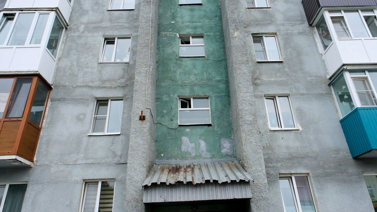 Жилые дома в Вилючинске проверят на прочность после землетрясения  В городе подводников проведут инструментальное обследование жилых домов и социальных объектов после землетрясения 30 июля. Перечень объектов экспертная комиссия должна представить губернатору до 15 августа. Особое внимание глава региона поручил уделить вопросам безопасности детей.  «Проверил те объекты, по которым было больше всего нареканий у жителей. Мы их осмотрели и договорились, что до конца этой недели будет заключение по первичному осмотру. После этого в тех зданиях, которые требуют инструментального контроля, проведём такие обследования»,  – отметил Владимир Солодов.  В частности, осмотрели здание школы №9. Пришли к выводу, что выявленные повреждения не носят конструктивного характера, однако требуют тщательной подготовки к новому учебному году  Отметим, что к обследованию зданий привлечены специалисты экспертной организации, которые хорошо знают дома в Вилючинске.    Напомним, по итогам объезда Владимир Солодов потребовал отставки главы Вилючинска Игоря Головчака. Жители города жаловались на недобросовестную работу администрации города лично губернатору. Игорь Головчак покинул занимаемую должность, и.о. стала его первый заместитель Татьяна Земцова.