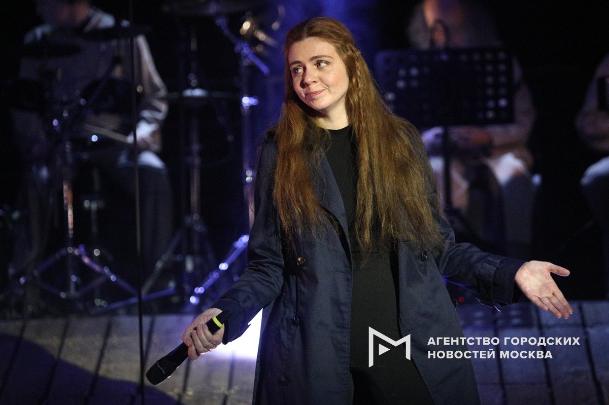 В конфликте с участием актрисы Анны Артамоновой в Москве разбирается полиция По данным МВД на Малой Ботанической улице произошел конфликт между группой людей который перерос в потасовку Родственница пострадавшего ударила ножом одного из участников драки после чего все были задержаны Анна Артамонова в свою очередь заявила в соцсетях что у нее и ее сына произошел конфликт с мужчиной из за парковочного места около бассейна Позднее по словам Артамоновой на ее сына и его друга напали трое мужчин и начали избивать Тогда актриса схватила нож и нанесла один удар клинком в спину одному из нападавших Позднее на нее было возбуждено уголовное дело Артамонова обратилась в прокуратуру на бездействие органов Подпишись на Агентство Москва