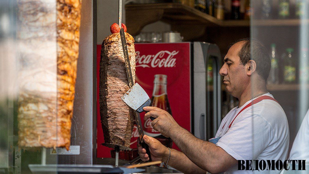 Проект ГОСТа на шаурму разрабатывает Роскачество ГОСТ должен установить единые техтребования к шаурме санитарным нормам и правилам В 2024 году ведомство сообщило что работа начата совместно с Федерацией рестораторов и отельеров Мы анализируем все поступившие отзывы чтобы конечный документ был практичным и полезным для всех рассказали РИА Новости в ведомстве В Роскачестве отметили что стандарты позволят донести до производителей и потребителей единые и прозрачные критерии качества и безопасности продуктов Подпишитесь на Ведомости