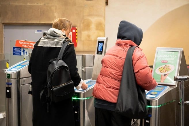 Власти Петербурга не сохранили скидку на проезд в метро по карте петербуржца в 2025 г.  Программа по снижению стоимости проезда в общественном транспорте Санкт-Петербурга при оплате «Единой картой петербуржца»  ЕКП  будет продолжена и в 2025 г., но будет распространяться только на наземный транспорт, сообщила пресс-служба администрации города. Таким образом, скидки при оплате проезда в метро по ЕКП больше не будет.   С 1 января разовая поездка в метро по базовому тарифу будет стоить 81 руб. Сейчас тариф составляет 70 руб.   В Смольном подчеркивают, что выгода при оплате физической ЕКП в наземном транспорте с 1 января 2025 г. составит 25 руб. от «гостевого тарифа» и 30 руб. при оплате такой картой через приложения бесконтактной оплаты на смартфоне.   : ГУП «Петербургский метрополитен»    Подпишитесь на «Ведомости Северо-Запад»