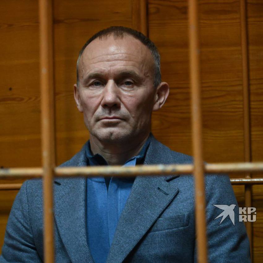 Экс вице губернатора Свердловской области Олега Чемезова этапировали в Челябинск По словам его адвоката Марии Кириловой состояние здоровья Чемезова значительно ухудшилось за время нахождения под арестом у экс чиновника случился приступ острого панкреатита Не взирая на ухудшение здоровья Чемезова за время проведенное им в следственном изоляторе 1 Екатеринбурга следствие с целью оказания психологического давления изоляции Олега Чемезова от близких от защитников принимает решение перед праздниками в ночь на 4 ноября этапировать Чемезова в СИЗО 7 г Челябинска Несмотря на близость городов этап длился более суток в течение которых Чемезов имеющий из за болезней существенные ограничения в питании такие как необходимость частых приемов пищи употребление в пищу строго определенных продуктов имел возможность лишь пить теплую воду сообщила КП Екатеринбург адвокат Мария Кирилова Напомним что Олег Чемезов обвиняется в мошенничестве в особо крупном размере Фото КП Екатеринбург Новости Екб тут SvetEKB