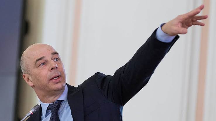 Повышение налога на добавленную стоимость НДС с 20 до 22 позволяет отказаться от негативных последствий инфляционного финансирования дефицита бюджета оправдался министр финансов Силуанов Он объяснил что выбор в качестве дополнительной меры обусловлен наименее негативным влиянием на экономику по сравнению с альтернативными сценариями После повышения НДС цены на все товары вырастут на 4 6 прогнозируют экономисты В первую очередь подорожают потребительские товары продукты питания одежда и обувь Особенно заметным будет рост в машиностроении где налог накапливается на каждом этапе На каждом товаре который люди покупают в любом магазине как раз заложен этот НДС в полном чеке всегда написана сумма вычета государству Гуд Афтенун Новости