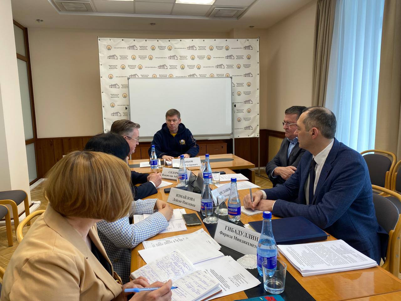 Центр реабилитации участников СВО начнет работу после майских праздников Министр спорта Башкирии Руслан Хабибов провел совещание по созданию центра реабилитации для участников СВО. Центр, как напоминает пресс-служба правительства республики, будет создан на базе санатория «Зеленая роща». Так, в одном из корпусов учреждения создадут комфортные условия для инвалидов и бойцов СВО: появятся специальные пандусы, современное медицинское оборудование, новые лифты. Руслан Хабибов заявил, что уже после майских праздников он начнет принимать первых участников СВО, которые нуждаются в реабилитации. Обратная связь Подписаться