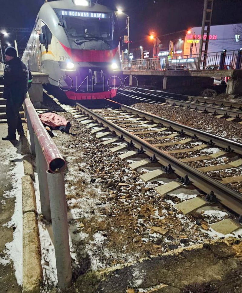 На Перхушковском переезде мужчина попал под поезд. Будьте внимательны и осторожны на железнодорожных переездах!