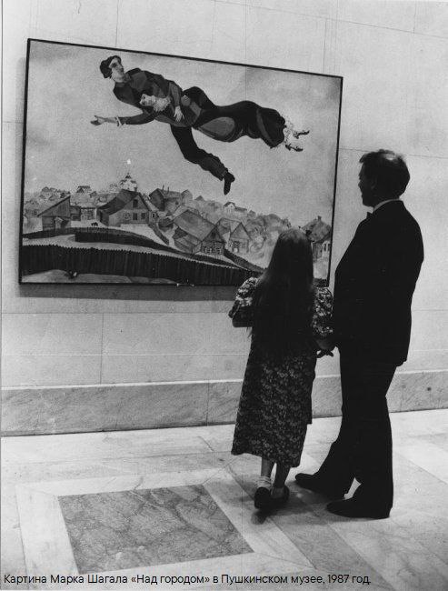 Пушкинский музей впервые за 40 лет откроет моновыставку Марк Шагал Радость земного притяжения На ней будут представлены как известные работы так и те что никогда ранее не выставлялись Основу экспозиции составят произведения русского периода конца 1900 х 1922 годов одного из самых насыщенных и важных в творчестве художника рассказали в музее В частности на выставке будут представлены работы Над городом и Прогулка А центром экспозиции в Белом зале музея станет реконструкция зрительного зала Еврейского камерного театра для которого художник в 1920 году расписал девять панно Среди неизвестных произведений цикл рисунков о Первой мировой войне оригинальные иллюстрации Шагала к сказкам Дер Нистера которые были опубликованы на идише только один раз в 1917 году Кроме того на выставке будет представлен воссозданный интерьер комнаты семьи художника с подлинными предметами мебели из дома в Витебске ранее эти экспонаты выставлялись в России лишь однажды Выставка будет работать с 11 декабря 2025 по 15 марта 2026 года Telegram theartsmuseum Подпишитесь на Ведомости