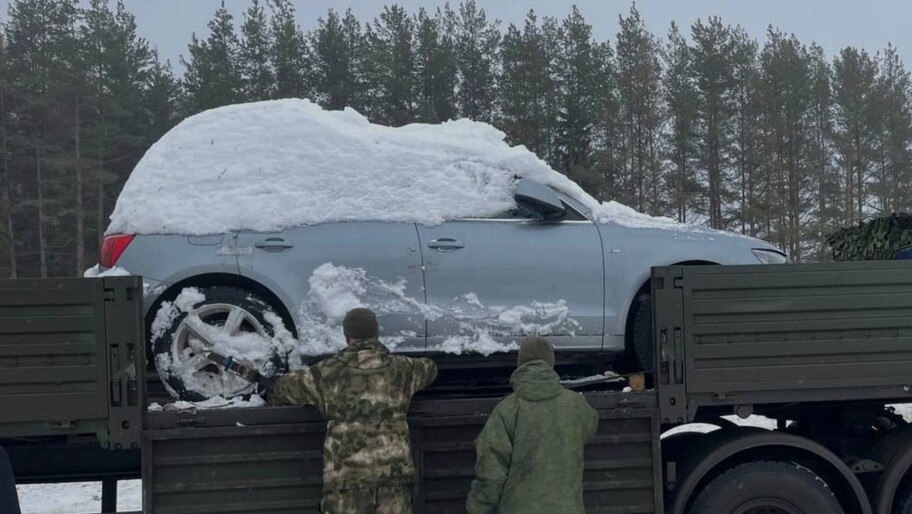 Конфискованные авто нетрезвых водителей Удмуртии отправили на нужды СВО  Судебные приставы Удмуртии передали 7 конфискованных автомобилей нетрезвых водителей Министерству обороны РФ на нужды спецоперации.  Суд Воткинска признал виновными сразу семь местных жителей за вождение в нетрезвом виде, говорится в сообщении телеграм-канала Госавтоинспекции РФ.  «Нарушителям назначено уголовное наказание в виде обязательных работ с конфискацией транспортных средств», — добавили там.  Читать полностью     , VK и ОК и читайте новости на нашем сайте