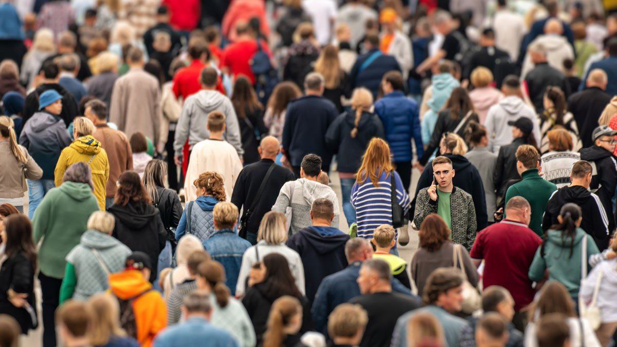 Объединение потребителей России выступило против запрета на торговлю вейпами Организация просит не предоставлять регионам право запрещать продажу электронных систем доставки никотина ЭСДН и жидкостей для них Письмо направлено в администрацию президента РФ Такие меры могут привести к росту нелегального рынка снижению госконтроля и формированию лоскутной модели регулирования при которой товар разрешен в одном регионе и запрещен в соседнем следует из обращения Объединение потребителей ссылается на международную практику Например в письме приводятся примеры ОАЭ и Австралии где запретительные меры привели к расширению нелегальных продаж после чего власти были вынуждены перейти к иным моделям регулирования   Подробнее в материале Ведомости Правила торговли iStock