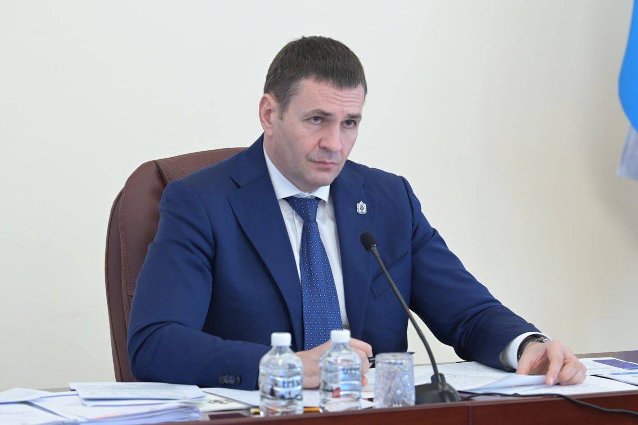 Дмитрий Демешин раскритиковал чиновников по вине которых не сданы вовремя социальные объекты В частности проблема с детским садом 134 и стадионом Авангард в Комсомольске на Амуре Ситуация стыдная Город оказался неспособен контролировать процесс Поэтому с заместителем мэра по социальным вопросам который курировал его мы расстаемся Не менее острые вопросы у меня и к администрации Хабаровска сорвавшей сроки строительства автодороги по пер Брянскому где требуется перенести инженерные сети В перечне зависших проектов и социально культурный центр п Токи в Ванинском районе Необходимо проверить действия руководства муниципалитетов и наказать тех по чьей вине объекты не сданы вовремя