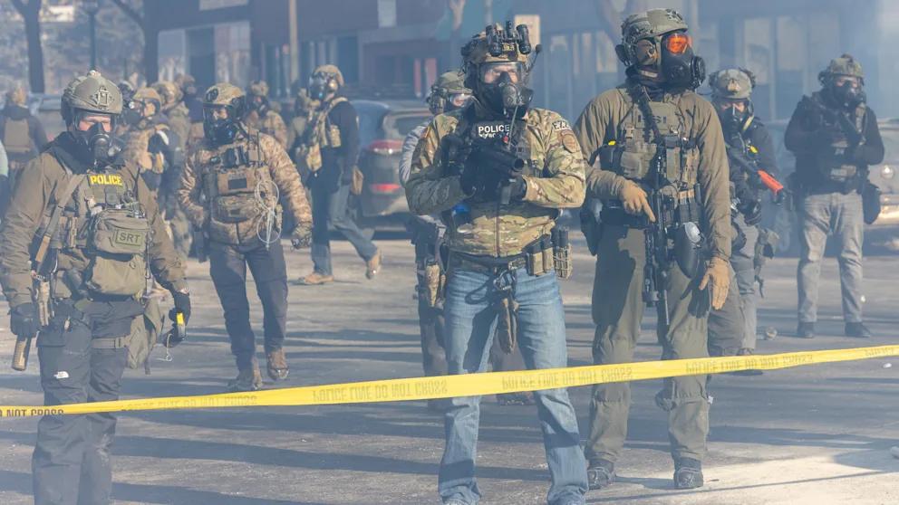 США решили направить агентов ICE на Олимпиаду в Италию Власти Милана протестуют В Италии нарастает тревога из за планов США направить сотрудников иммиграционной службы ICE для обеспечения безопасности американской делегации на зимних Олимпийских играх в Милане и Кортине которые пройдут с 6 по 22 февраля О планах сначала сообщили американские СМИ позднее информацию подтвердили и в Европе Идея вызвала резкую критику прежде всего в Милане Мэр города Джузеппе Сала заявил что не хочет видеть сотрудников ICE в городе напомнив о репутации службы работников которой в последнее время неоднократно обвиняли в чрезмерном насилии Опасения усилились после недавних инцидентов в Миннеаполисе где в ходе операций ICE погибли два человека что вызвало массовые протесты Власти США и Италии пытаются сгладить ситуацию Представитель Министерства внутренней безопасности США заявил Daily Beast что ICE не проводит иммиграционные проверки за рубежом и лишь помогает оценивать риски а вся ответственность за безопасность остается за Италией Министр внутренних дел Италии Маттео Пьянтедози заверил что ICE никогда не будет действовать на итальянской территории а глава МИД Антонио Таяни подчеркнул что между задержанием вооруженного человека и его убийством огромная разница BILD Russian