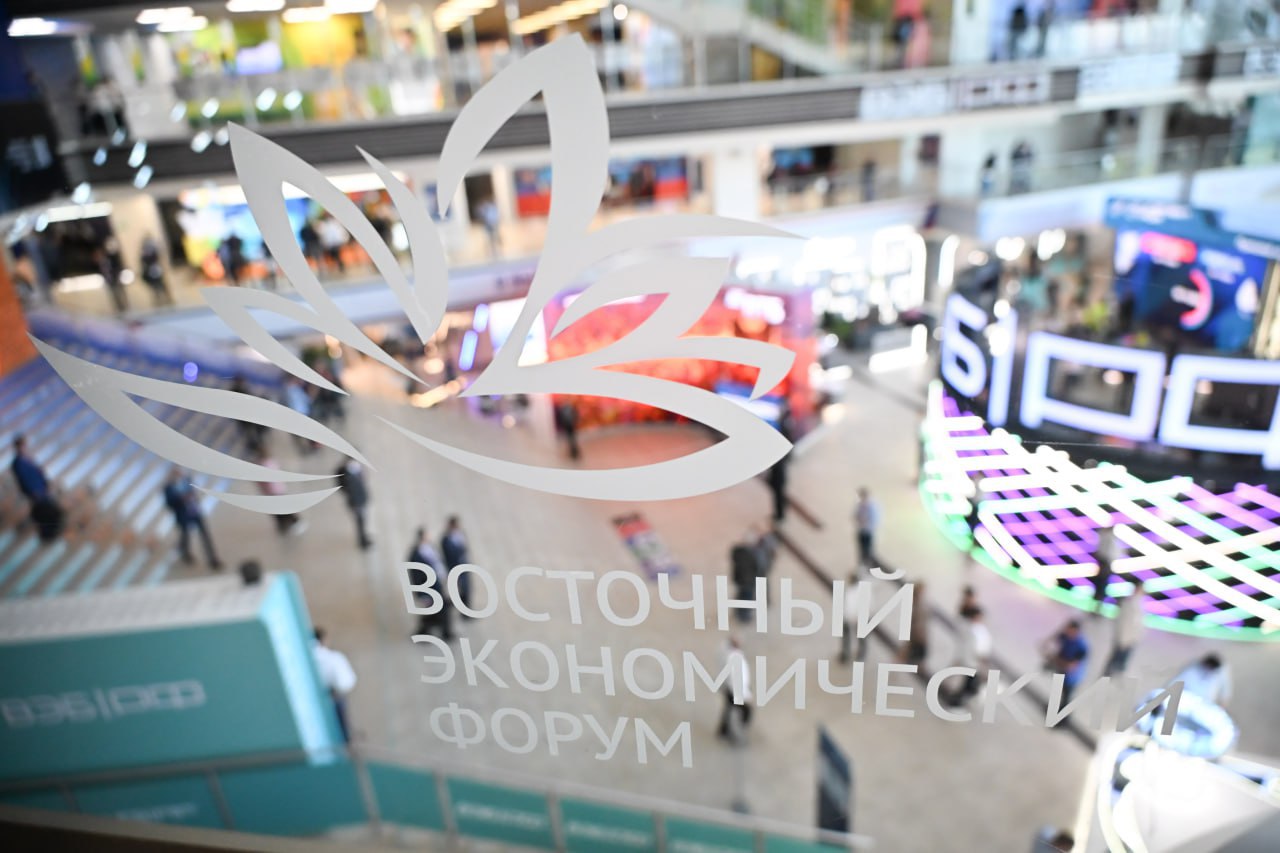Опубликована полная деловая программа Восточного экономического форума 2025 ВЭФ 2025 состоится 3 6 сентября во Владивостоке на площадке кампуса Дальневосточного федерального университета Организатор Фонд Росконгресс Мы подводим итоги того что у нас получилось советуемся какие инструменты развития нужны для того чтобы в полном объеме выполнять поручение Президента по социально экономическому развитию Дальнего Востока Именно с Дальнего Востока начались территории опережающего развития и программа Гектар льготная ипотека и мастер планы развития городов На Дальнем Востоке с применением мер государственной поддержки реализуется свыше 2900 инвестиционных проектов с общим объемом инвестиций более 10 6 трлн рублей Благодаря этому в экономику Дальнего Востока уже вложено 5 4 трлн рублей частных инвестиций К 2030 году этот показатель должен составить 12 трлн рублей сказал заместитель Председателя Правительства Российской Федерации полномочный представитель Президента Российской Федерации в Дальневосточном федеральном округе председатель Организационного комитета ВЭФ Юрий Трутнев На Улице Дальнего Востока Забайкалье представит павильон где будет представлен потенциал региона В зоне Инвестиционные проекты Забайкалья панорамные экраны позволят гостям управлять виртуальным пространством создавая эффект полного погружения что подчеркнёт значимость представленных предприятий для экономики Забайкалья Главная тема ВЭФ в этом году Дальний Восток сотрудничество во имя мира и процветания В 2025 году состоится более 100 деловых мероприятий разделенных на семь тематических блоков Напомним по итогам Восточного экономического форума 2024 года в экономику Забайкальского края удалось привлечь около 300 миллиардов рублей подписано 15 инвестсоглашений Губернатор Александр Осипов сообщил что объемы инвестиций больше чем в предыдущие годы Подписывайтесь TG VK MAX