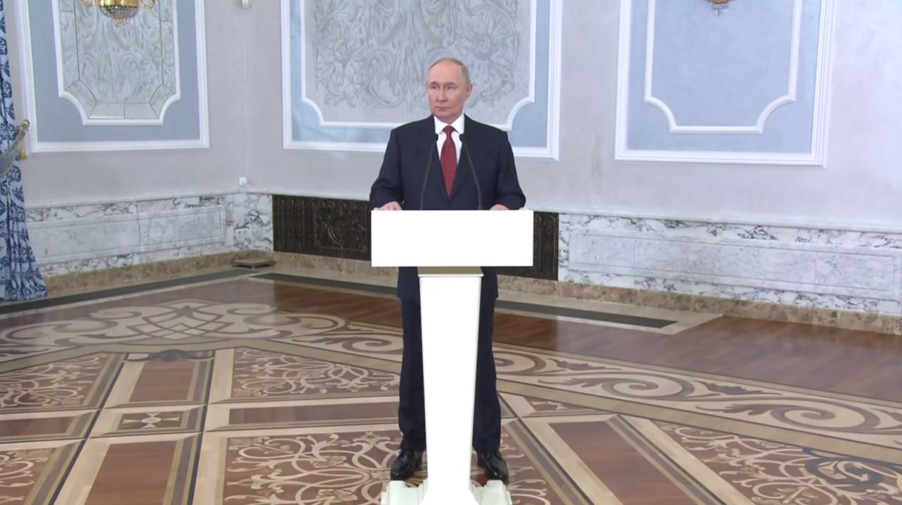 Главное из заявлений президента РФ Владимира Путина по итогам визита в Минск: Встреча с Дональдом Трампом вполне возможна, и ее будут готовить. Не все решено в части улучшения дипломатических отношений с США, но страны движемся в этом направлении. Рабочие контакты налажены между внешнеполитическими ведомствами и спецслужбами РФ и США. Отношения РФ и США выравниваются благодаря Дональду Трампу, хотя не все идет гладко. Москва признательна президенту США за усилия по урегулированию на Украине и на Ближнем Востоке. Санкции на энергоносители едва ли отразятся на России. Западу не удастся закрыть поставки российской нефти, объемы ее потребления в мире растут. Россия борется с инфляцией, стремится, чтобы экономика совершила «мягкую посадку». Риторика о нанесении РФ «стратегического поражения» продолжается, при этом Запад говорит о мнимой угрозе нападения со стороны РФ. Оборонные расходы России составляют 6,3% ВВП. Россия планирует сокращать оборонные расходы, все ведомства думают в этом направлении. Время и место третьего раунда переговоров РФ и Украины нужно согласовать. РФ готова отдать Украине еще 3 тыс. тел погибших военных в дополнение к 6 тыс. Подписывайтесь на «Ъ» Оставляйте «бусты»