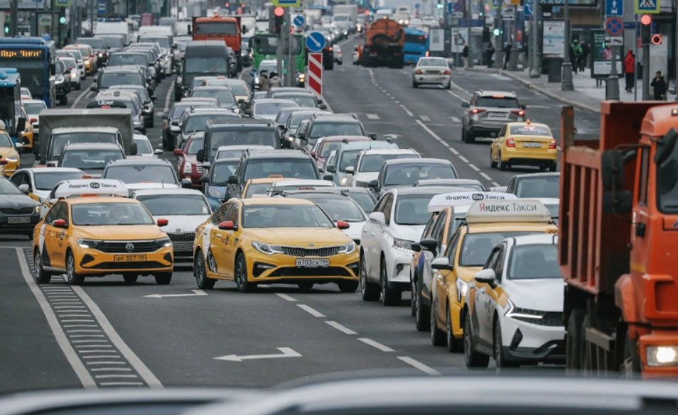 Объединение самозанятых России попросило правительство разделить регулирование профессиональных и самозанятых таксистов и передать контроль за последними агрегаторам Сейчас закон не запрещает самозанятым таксистам брать заказы на улице или находить их в соцсетях и мессенджерах но при наступлении страхового случая они не получат возмещения Передача контроля агрегаторам по мнению объединения повысит безопасность поездок и защитит пассажиров Отдельное регулирование при этом позволит легализовать самозанятых водителей и увеличить налоговые поступления считают там Фото Андрей Любимов РБК РБК в Telegram и MAX