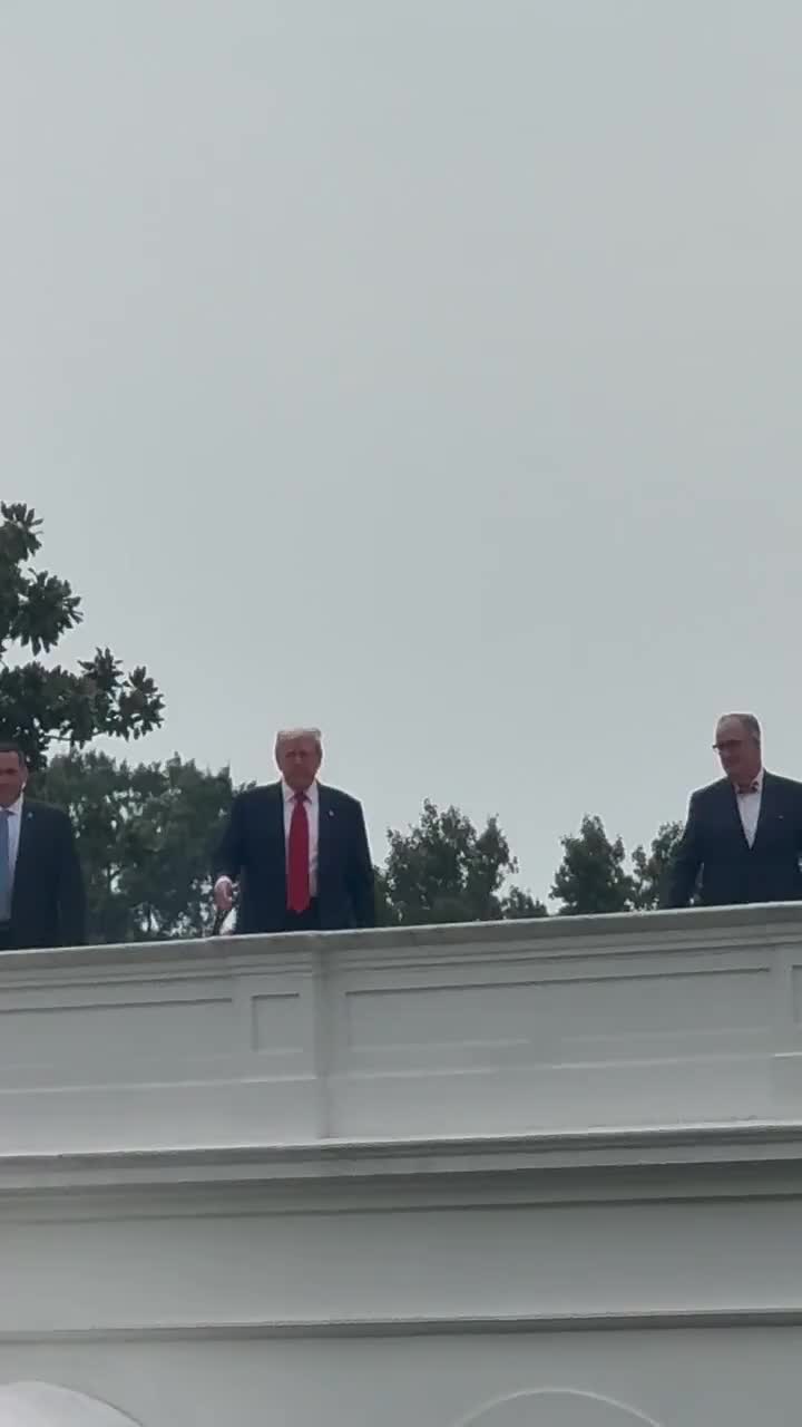 Трамп общается с прессой с крыши Белого дома