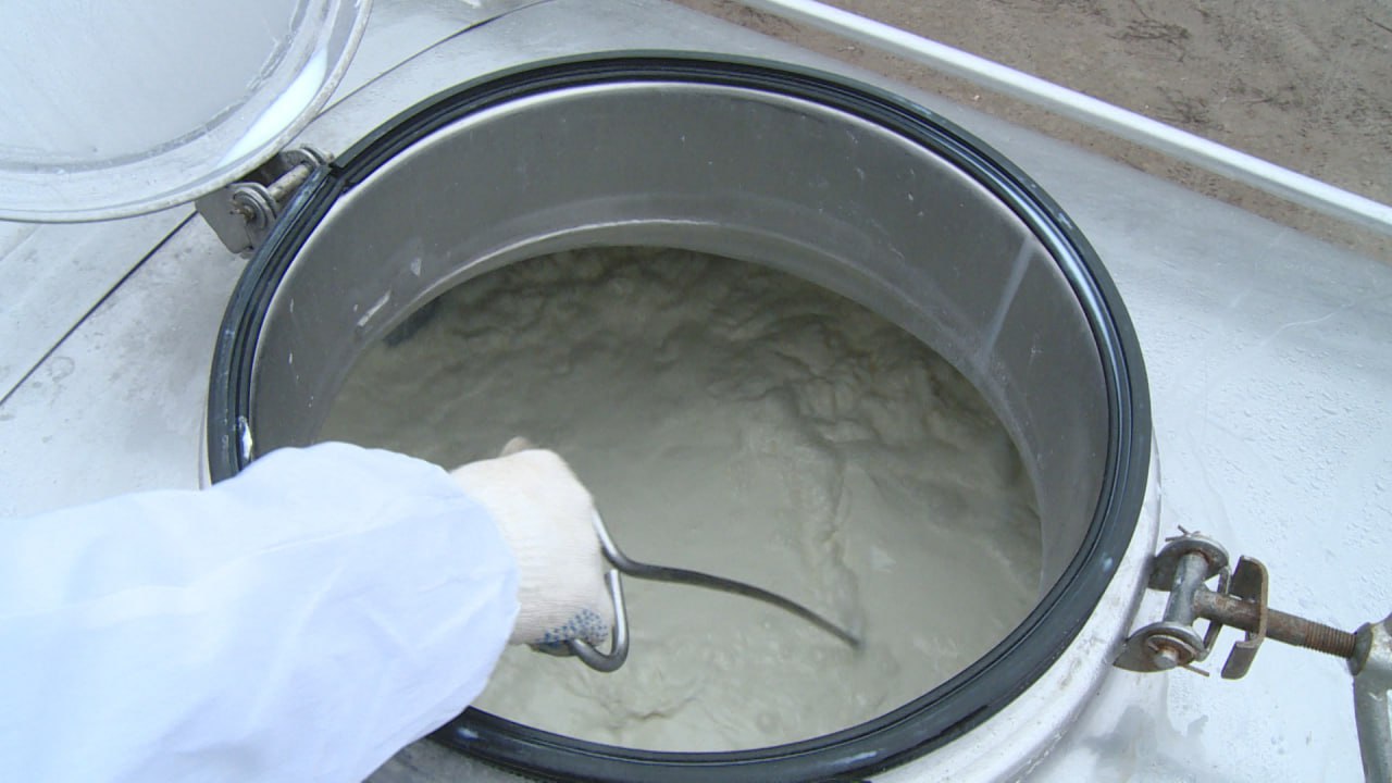 Предпринимателя осудили за антисанитарию при производстве молочной продукции под Волгоградом В здании цеха в хуторе Заливском Октябрьского района обнаружили повреждения на стенах сколы и трещины в полу и различные нарушения санитарных правил Сотрудники работают без медкнижек а помещение для приема и сепарирования молока находится рядом с уборной Вину бизнесмен признал и пообещал наладить работу в соответствии с требованиями Суд отметил что такие нарушения могут угрожать здоровью и жизни людей Производство решено остановить на 15 суток Подписаться Перейти на сайт