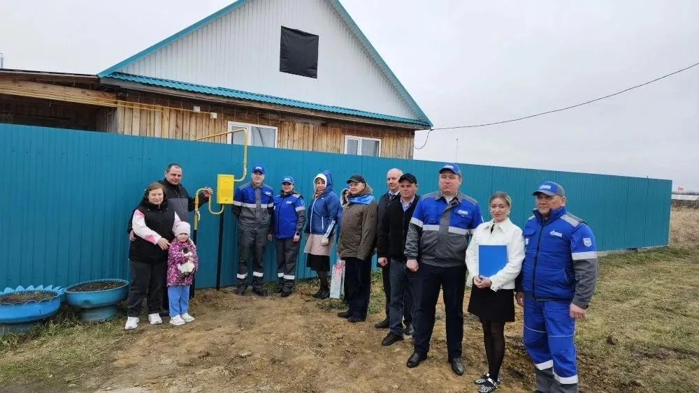В Исетском округе провели газ в два населенных пункта Ресурс появился в деревнях Осинова и Сизикова где специалисты Газпром газораспределение Север построили газопроводы общей протяженностью 9 7 км Возможность подключения получили 81 семья В настоящий момент подано уже 32 заявки на догазификацию Первым подключили дом многодетной семьи Осипович глава семьи которой участник СВО До газификации мы отапливали дом электрическим котлом и это было затратно для многодетной семьи С газом будет значительная экономия При газификации дома как участник СВО я смог воспользоваться региональной мерой поддержки Суммы хватило на проведение работ внутри участка и покупку газового оборудования Замечательно что есть такая программа ведь для сельских жителей газ это большое благо отметил Андрей Осипович По данным регионального департамента ЖКХ в 2026 году планируется впервые провести газовые магистрали к 20 населенным пунктам Тюменской области Газпром газораспределение Север Подписывайтесь на нас в МАХ
