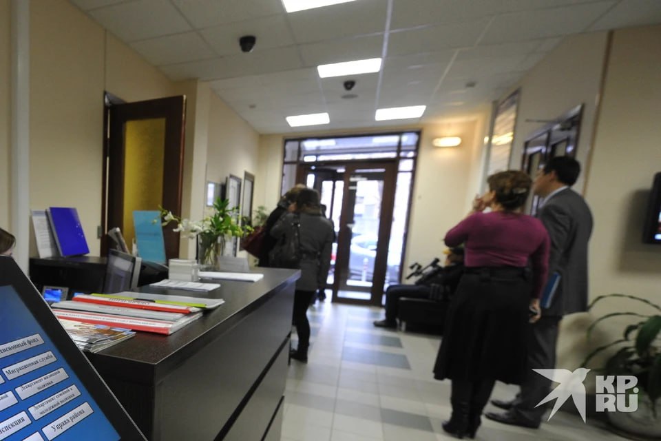В рязанских МФЦ приостановлена выдача справок о задолженности и начислениях по оплате жилищно-коммунальных услуг  По информации МФЦ, причина приостановки - обновление базы данных ресурсоснабжающих организаций и связанные с этим технические работы.  Когда вновь будет доступна услуга, неизвестно.   -Рязань Предложить свою новость: