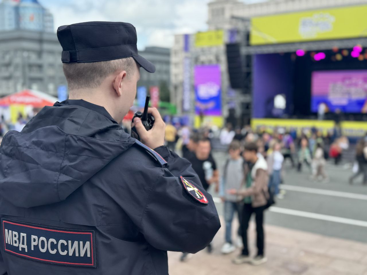 Челябинские полицейские обеспечивают правопорядок при проведении фестиваля «МолФест», посвященного Дню молодежи Прямо сейчас на площади Революции проходит "Молфест", приуроченный к Дню молодёжи. На главной площади Челябинска для горожан оборудовано несколько тематических площадок, запланировано выступление звёздных гостей. За обеспечением правопорядка на фестивале дежурят сотрудники полиции и приданные силы. Вход осуществляется через контрольно-пропускные пункты. Все принятые полицейскими профилактические меры направленны на создание безопасных и комфортных условий для зрителей и участников мероприятия. #мвд74 #полиция74 #Челябинскаяобласть #полицияюжногоурала #охранапорядка #молфест #Госавтоинспекция74