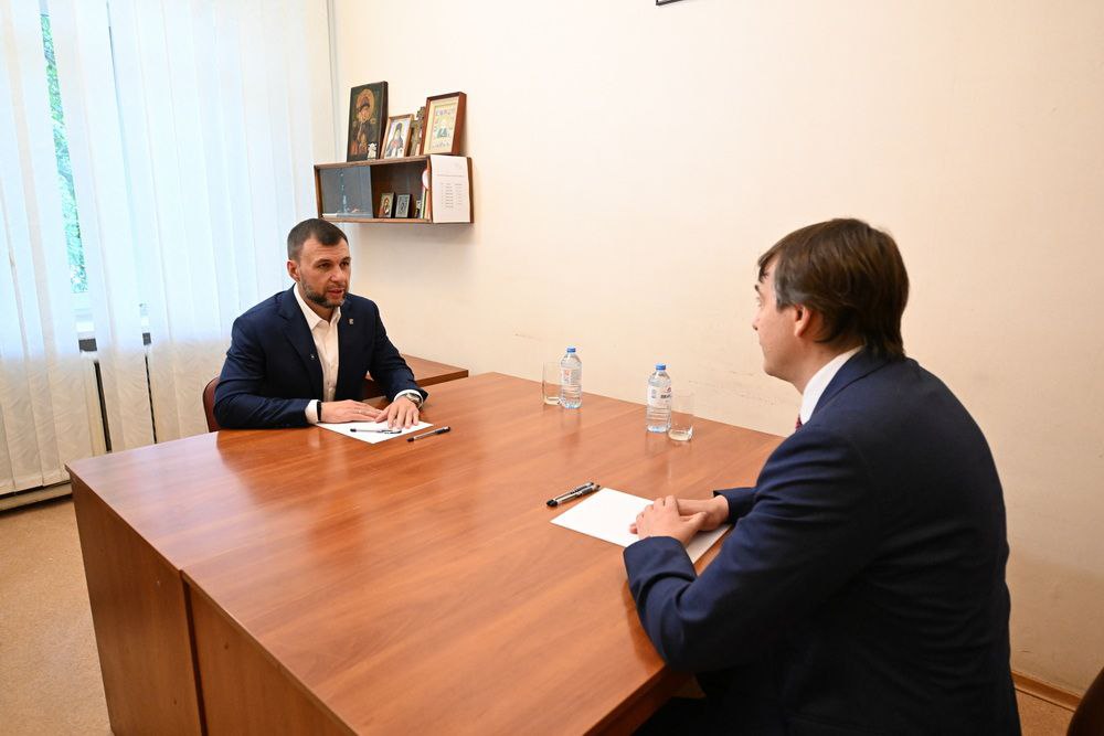За летнюю оздоровительную кампанию отдохнули более 51 с половиной тысяч наших детей С министром просвещения Российской Федерации Сергеем Кравцовым подвели итоги летнего оздоровления обсудили вопросы обеспечения образовательных учреждений водой в условиях дефицита организацию горячего питания За время летних каникул школьники Республики познакомились с достопримечательностями наших регионов шефов посетили лучшие российские здравницы и лагеря старшеклассники и студенты учреждений среднего профессионального образования стали участниками проекта Университетские смены В пришкольных лагерях и на площадках досуга этим летом участниками развлекательных познавательных и спортивных мероприятий стали более 32 тысяч обучающихся В ближайших планах развитие наших азовских курортов чтобы отдых и оздоровление для детей был доступным и комфортным Перенастроили работу по доставке воды в школы и детские сады подвоз цистернами теперь осуществляется в ночное время Таким же образом подвозим воду и в больницы Бесплатное горячее питание организовано в школах для учеников начальных классов и льготников По просьбам родителей прорабатываем вопрос повсеместного платного питания для учащихся 5 11 классов В новом учебном году в Республике работу в очном режиме начали 530 школ и 478 детсадов Продолжаем восстанавливать и обновлять учебные заведения До конца года восстановим 109 образовательных организаций Подписывайтесь на мой канал в MAX PushilinDenis