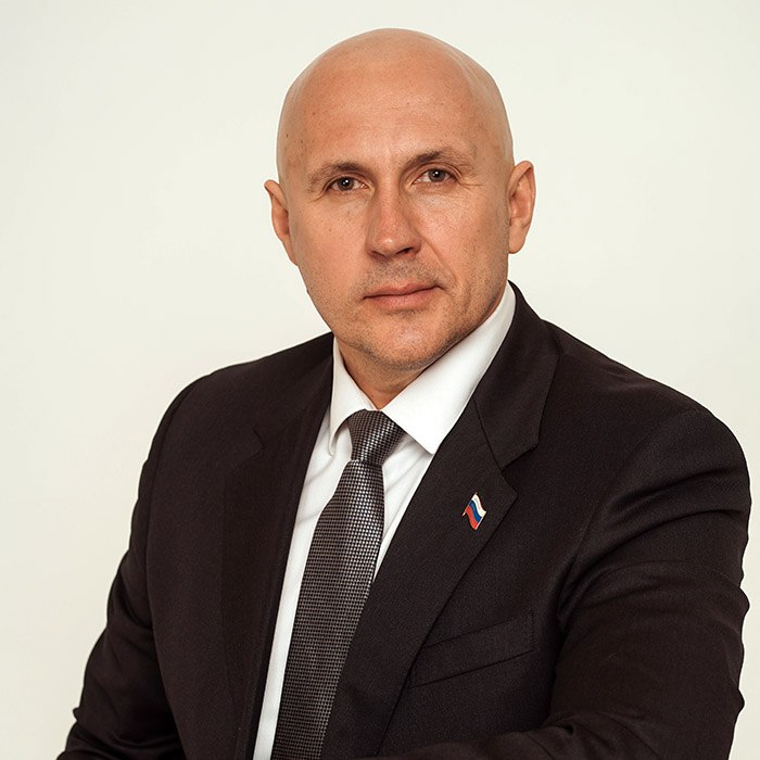 Леонид Усов: дума Иркутска завершила парламентский год результативно, хотя не избежала ошибок – Очередным заседанием 26 июня дума областного центра восьмого созыва завершила парламентский год. Возможно, в период летних каникул состоятся внеочередные заседания депутатских комиссий и даже заседание думы, но главное направление в течение ближайших двух месяцев – наша работа в избирательных округах по благоустройству территорий, – отметил в интервью ИА «Альтаир» депутат думы Иркутска от округа №5 Ново-Ленино Леонид Усов. В ближайшее время он уделит приоритетное внимание благоустройству по адресам ул. Баумана 193 и 235, причем по второму адресу развернется уже второй этап работ первый был выполнен в прошлом году . Кроме того, будет оказана помощь библиотеке «Алые паруса» и общеобразовательной школе №40. Планируется также провести освещение тротуара от объездной дороги к Дому- интернату для престарелых и инвалидов. – Как депутат я в целом удовлетворен работой городской думы. Например, сейчас мы решили построить мост через Ангару для пешеходов и велосипедистов. Важная проблема, которой давно занимаются депутаты и городская администрация – как избавиться от автомобильных пробок. Вопрос необходимо решать комплексно, и в поле нашего зрения несколько вариантов, – сказал Леонид Усов.