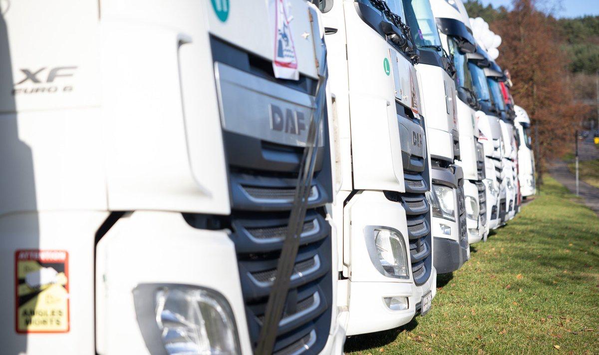 Перевозчики литовские тягачи по прежнему закрыты на площадках в Беларуси Президент ассоциации Linava Эрландас Микенас сказал что литовские тягачи до сих пор находятся на площадках в Беларуси а государство и перевозчики ежедневно несут большие убытки Кроме того заметил он нет никакой информации о возобновлении движения Микенас 24 декабря в публичном заявлении в ответ на слова премьер министра Инги Ругинене о том что немалая часть застрявших тягачей уже курсирует между Литвой и Беларусью сказал Перевозчики не могут подтвердить эту информацию Кто ее предоставил премьер министру может ответить только она сама Оказавшиеся в заложниках перевозчики встречают праздники с разочарованием а заявления премьер министра и министра транспорта только раздражают их Очевидно что убытки правительства и перевозчиков не входят в список приоритетов правительства Премьер министр не находит времени на встречу с перевозчиками которые оказались в данной ситуации из за допущенных правительством ошибок однако находит время на встречу с участниками ралли в Дакаре продолжил он www delfi lt a 120190897