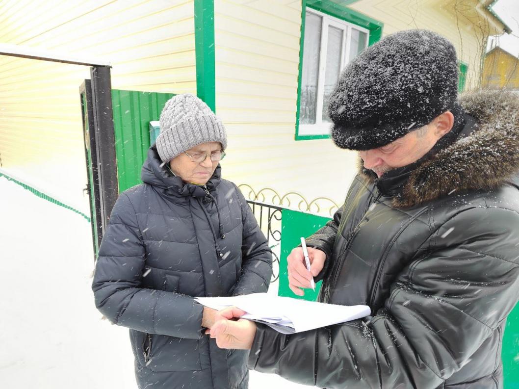 Подворовые обходы проводят в рамках подготовки к весеннему паводку 2025 года в сельских поселениях Викуловского района   Сотрудники администрации муниципалитета напоминают жителям, какие защитные меры нужно предпринять заранее, информируют о действиях при угрозе подтопления, а также раздают им памятки с телефонными номерами экстренных служб.  "Паники никакой нет, подворовой обход делаем во всех населённых пунктах, где есть риск сильного подтопления", - рассказал начальник отдела по работе с территорией Викуловского сельского поселения Владимир Гончаров  Обходчики проверяют количество зарегистрированных в домах лиц и реально проживающих, эта информация понадобится в случае возможной эвакуации.