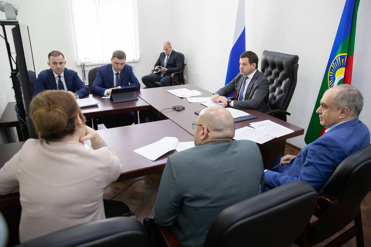 Премьер-министр КЧР Мурат Аргунов в режиме в вкс принял участие в совещании по вопросу работы по выдаче комплексных экологических разрешений ⏩Совещание провел Вице-премьер РФ Дмитрий Патрушев. В своем вступительном слове он подчеркнул важность эффективной организации процесса получения экологических разрешений хозяйствующими субъектами. Участники совещания обсудили текущий ход работы, а также рассмотрели основные проблемы, с которыми сталкиваются федеральные министерства при реализации этой процедуры. Источник: Правительство КЧР