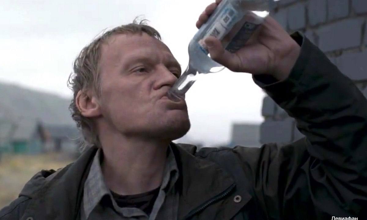 Эксперты озвучили критическое количество алкоголя способное вызвать летальный исход Для среднестатистического мужчины массой около 70 80 кг эта доза составляет порядка 0 7 1 2 литра крепкого спиртного потребленного за несколько часов Женщинам весом 50 60 кг достаточно всего лишь 0 4 0 7 литра аналогичного напитка Однако специалист подчеркивает что вероятность трагической развязки высока даже при менее значительных объемах выпитого Все дело в индивидуальных особенностях организма наследственности массе тела и общем уровне здоровья Читайте нас в MAX Подписаться на канал