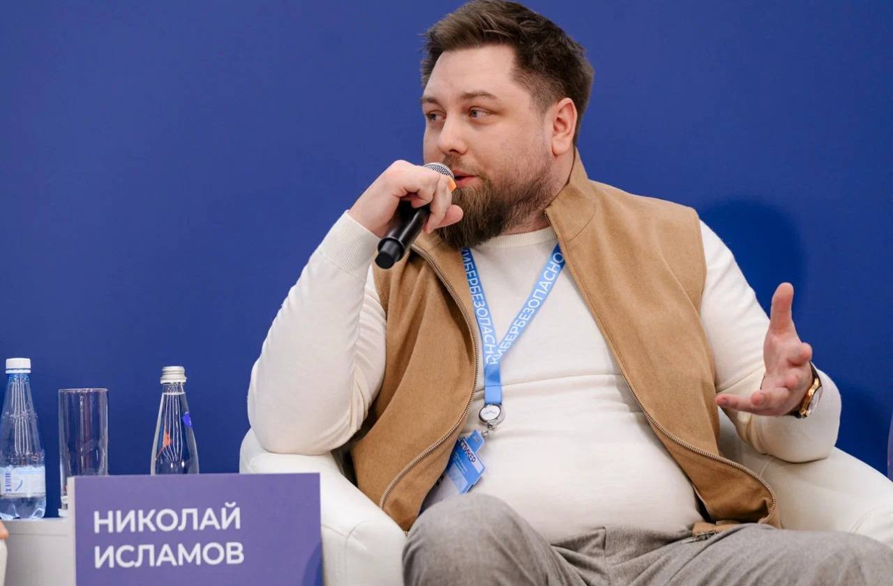 Т Технологии объявили об увеличении максимальной выплаты в программе кибериспытаний до 10 млн рублей Об этом стало известно в ходе Уральского форума Кибербезопасность в финансах в Екатеринбурге В отличие от стандартного поиска уязвимостей программа сфокусирована на комплексных сценариях атак которые ведут к критическому воздействию на инфраструктуру Проект был запущен в июле 2025 года в приватном режиме и за это время ни один исследователь не смог подтвердить сценарий недопустимого события Показатель успешных критических атак составил 0 Из за высокой устойчивости компания приняла решение повысить максимальное вознаграждение с 3 до 10 млн рублей Проект продолжает работу с ограниченным кругом специалистов на платформе Standoff Bug Bounty а все неудачные попытки атак используются для дополнительного усиления архитектуры и процессов мониторинга Это помогает проверить устойчивость всей экосистемы подчеркнул руководитель управления безопасности приложений Николай Исламов