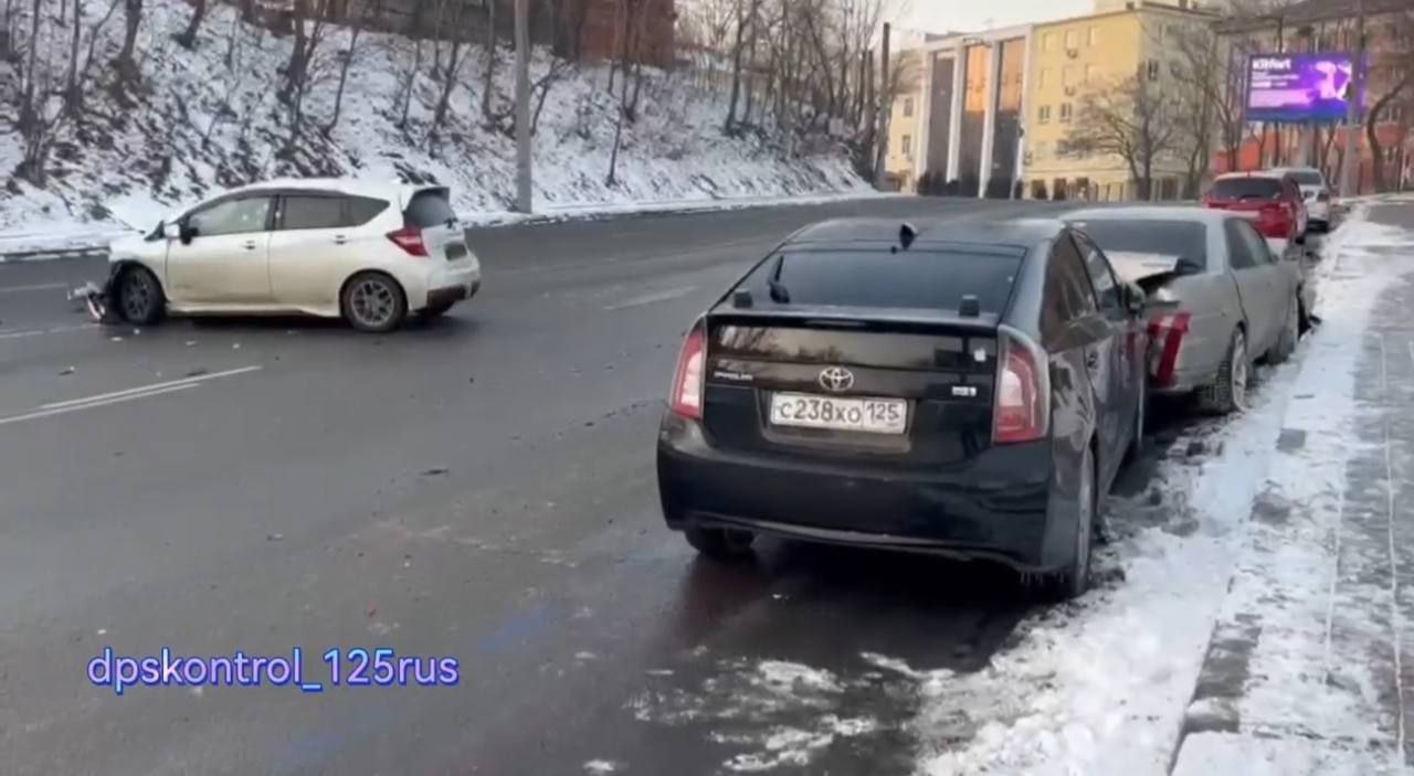 Первое серьезное ДТП в новом году.  Раннее утро 1 января на Океанском проспекте. Нот двигаясь на большой скорости не справился с управлением, вышел на встречную полосу и ударил припаркованные авто.